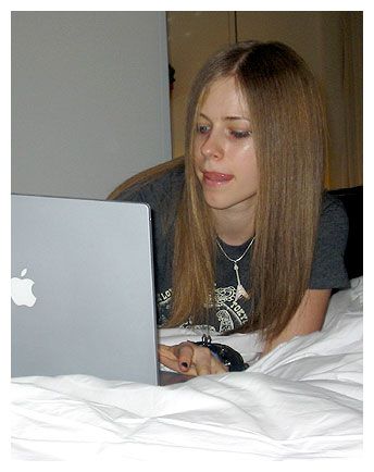 avril_y_un_pc.jpg avril_y_un_pc.jpg
